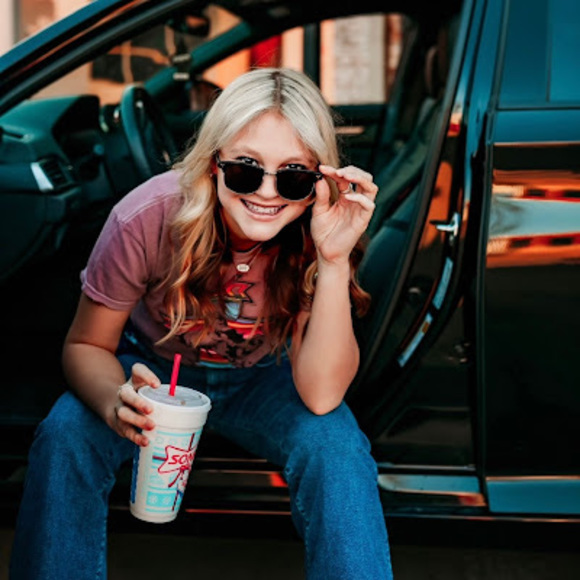 Meet your Posher, Hannah - Picture 1 of 1